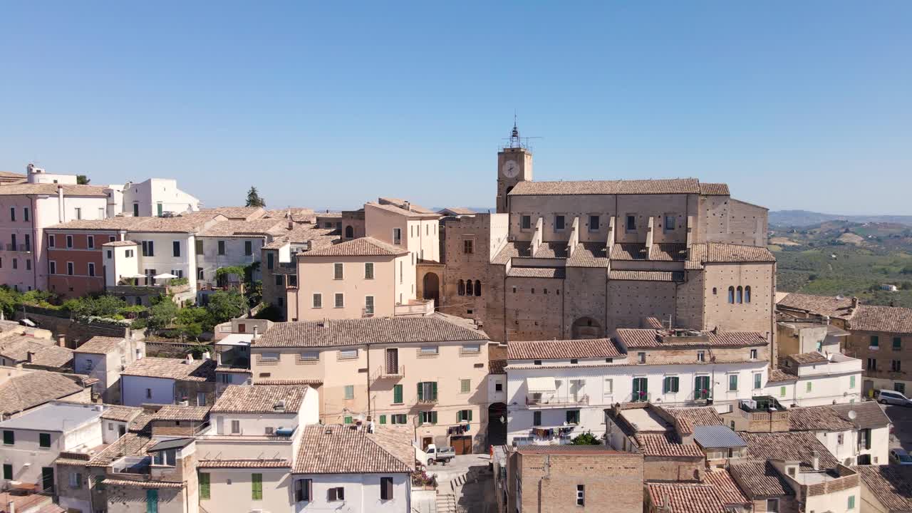 un dron de gran angular disparó lejos de un antiguo pueblo llamado loreto aprutino ubicado en la región de abruzzo en italia filmado en 4k