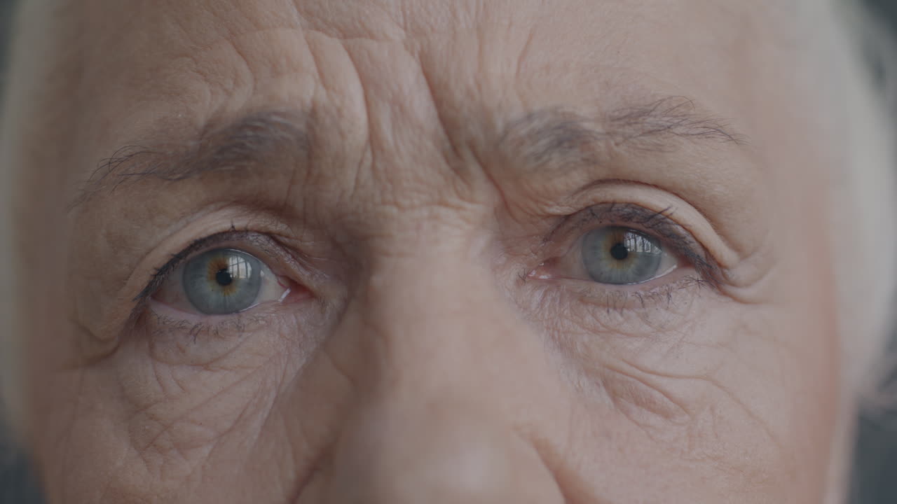 primer plano de la cara de una anciana