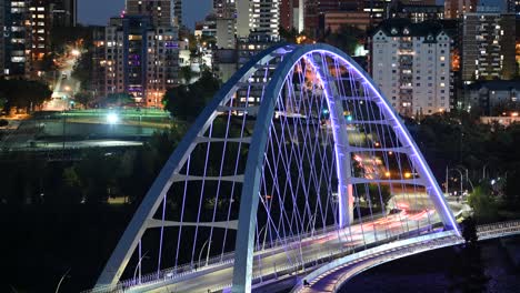 Zeitraffer-Von-Autos,-Die-Auf-Der-Walterdale-Bridge-In-Edmonton-City-Fahren