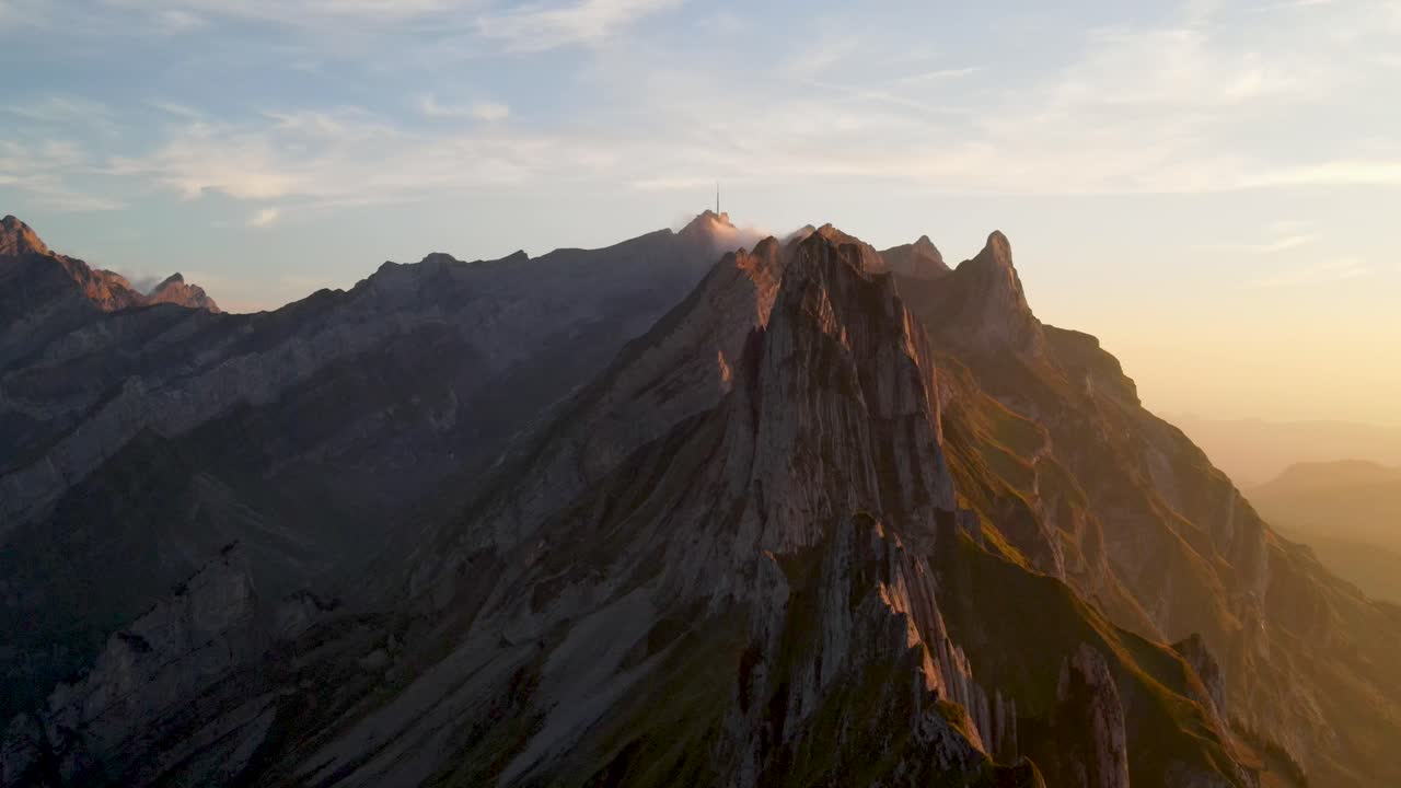 Drone in volo sopra un escursionista sulla cresta Schafler nella regione di Appenzello delle Alpi Svizzere in Svizzera durante il tramonto
