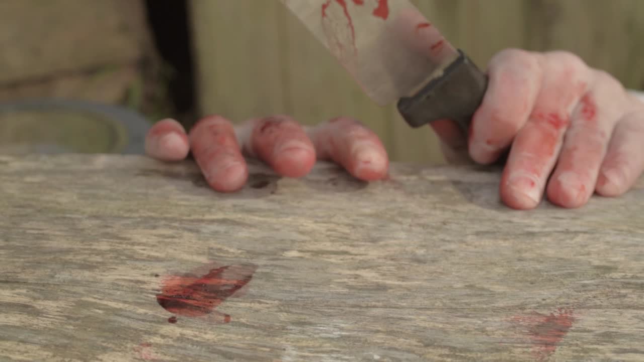 manos manchadas de sangre agotadas con cuchillo manchado de sangre