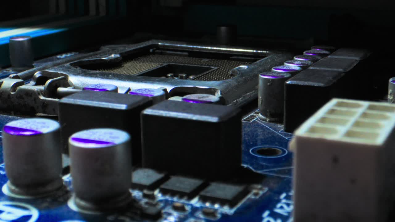 메인보드 느린 클로즈업  카메라 앞에서 뒤로 이동