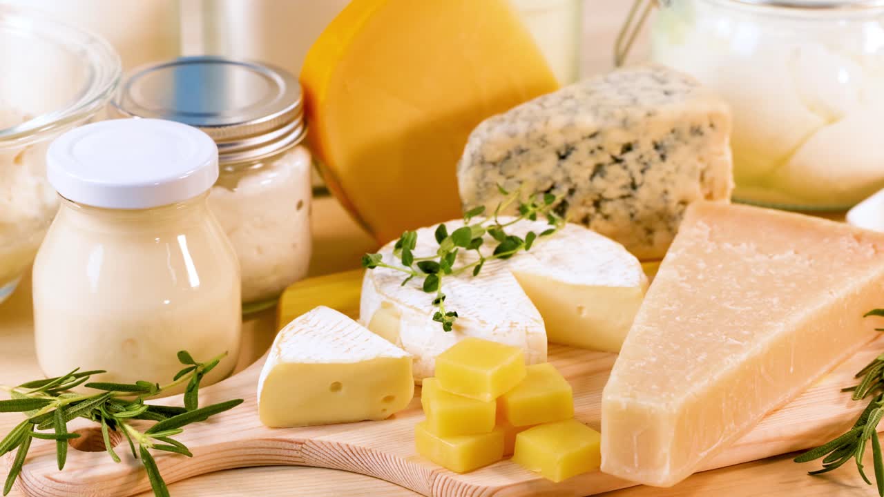 테이블 에 있는 여러 가지 치즈 와 유제품