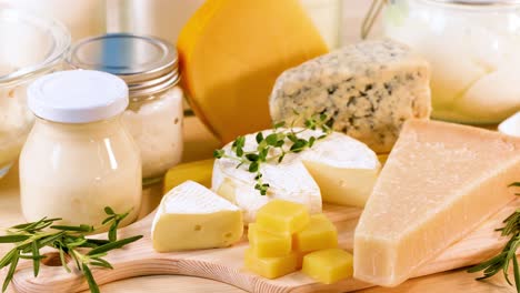 varios quesos y productos lácteos en una mesa