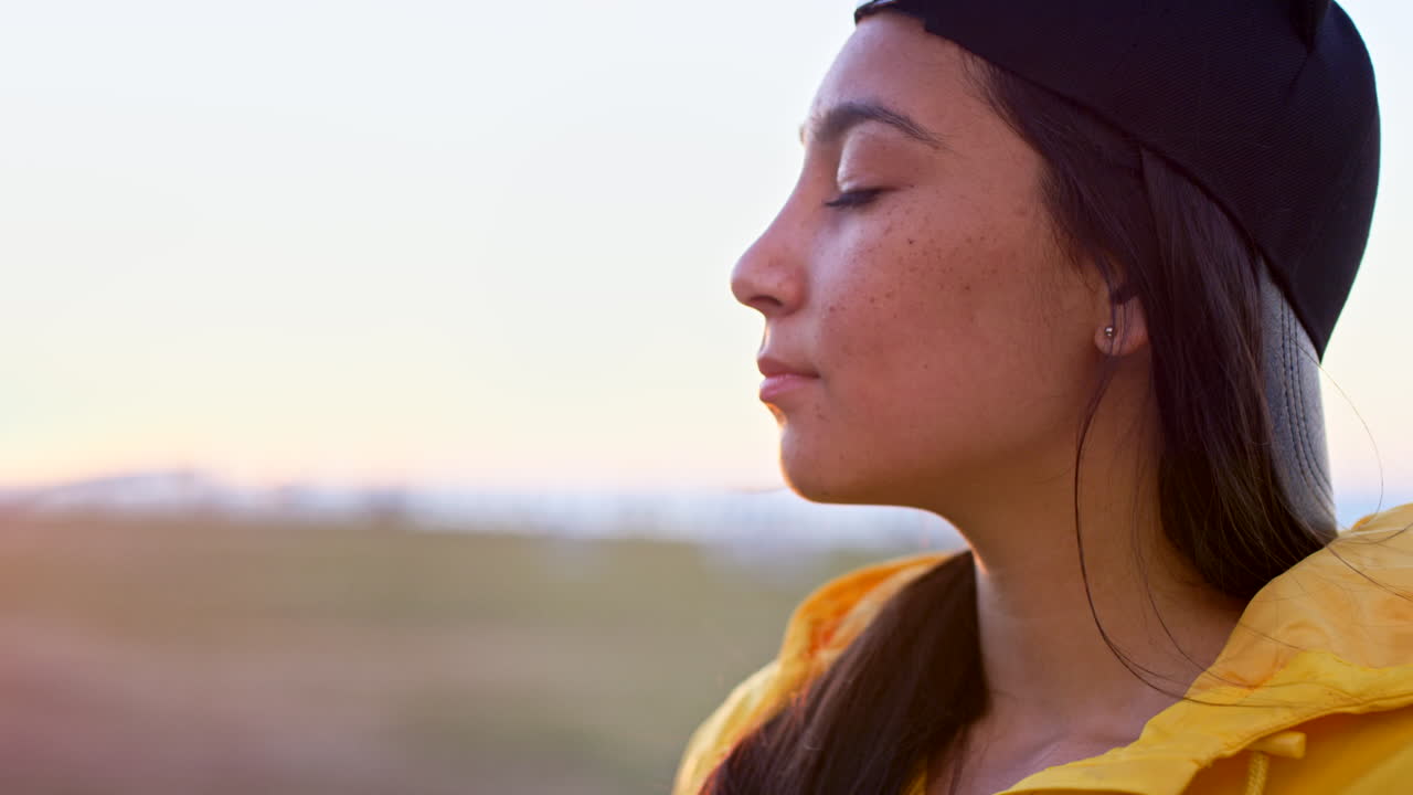 libertad, respirar y relajarse con una mujer al aire libre