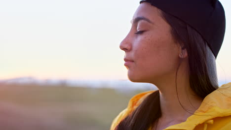 libertad, respirar y relajarse con una mujer al aire libre