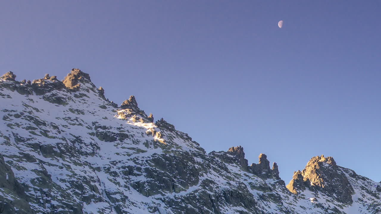 Talviauringonnousu Gredos-vuorilla