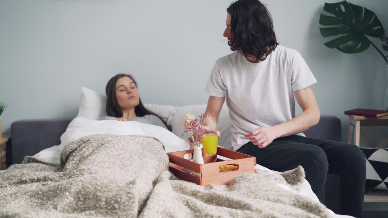 침대에서 아침 식사를 즐기는 커플