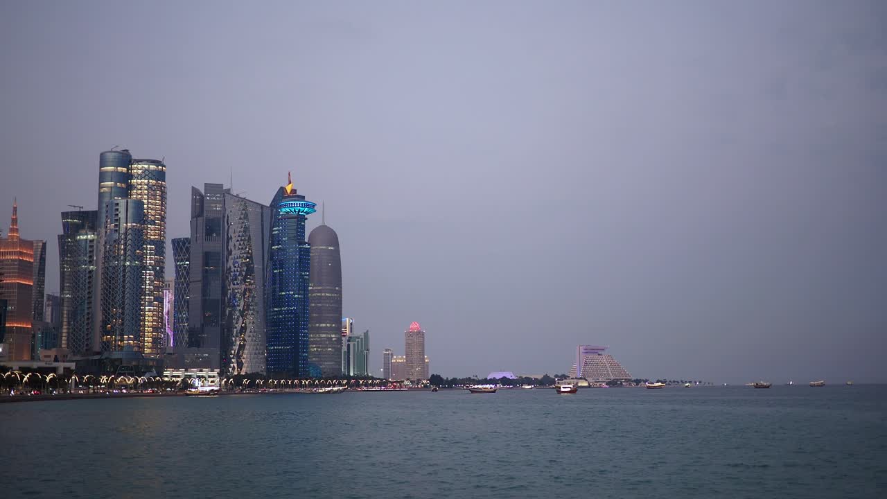 el horizonte de doha al anochecer