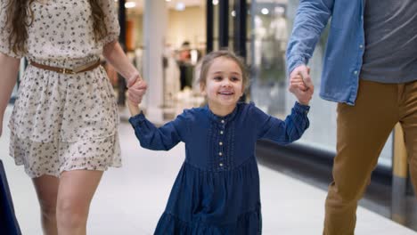 video de una niña feliz durante las compras en el centro comercial