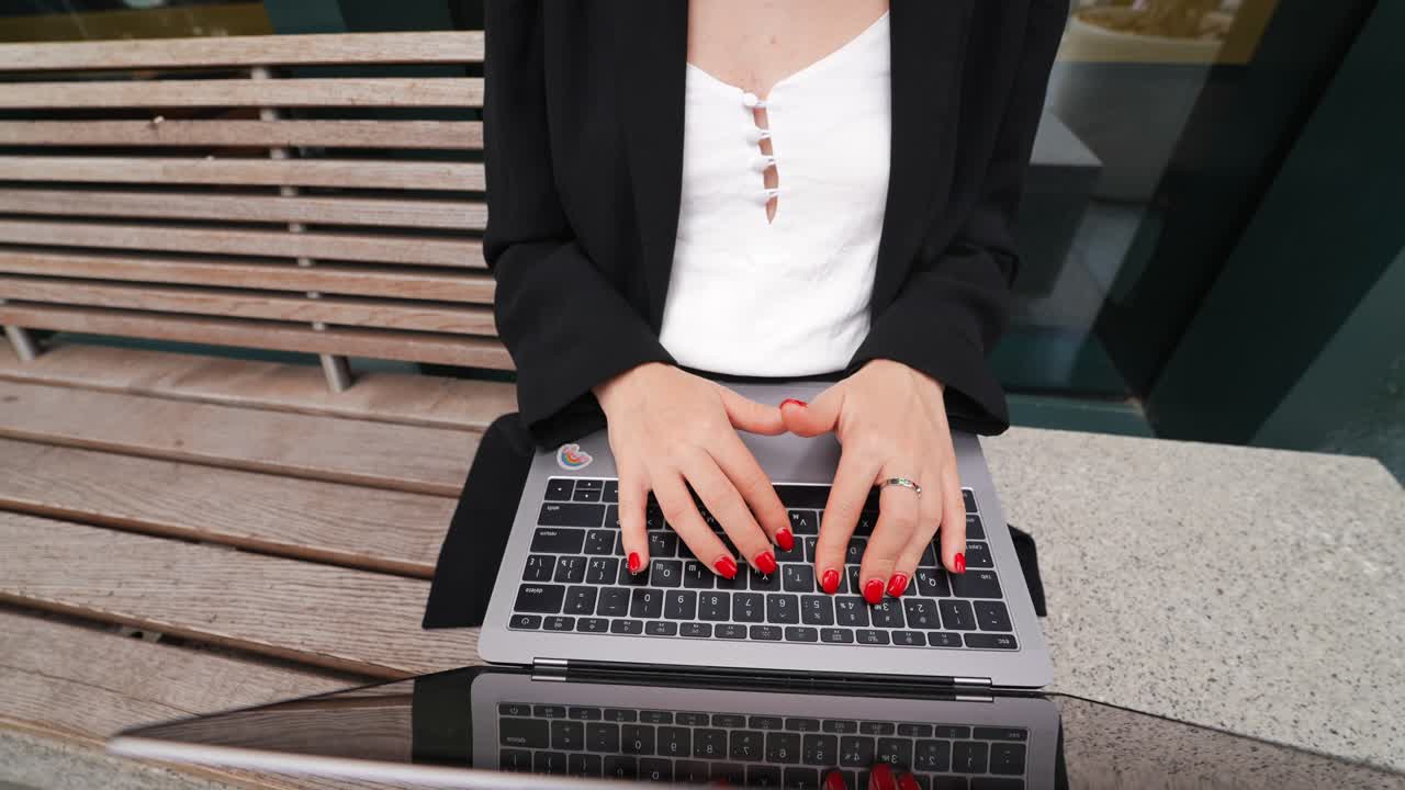 야외에서 노트북으로 일하는 여자