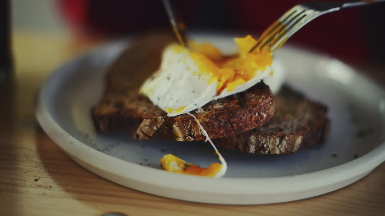 젊은 여성이 카페에서 고기 달을 먹고 있습니다.