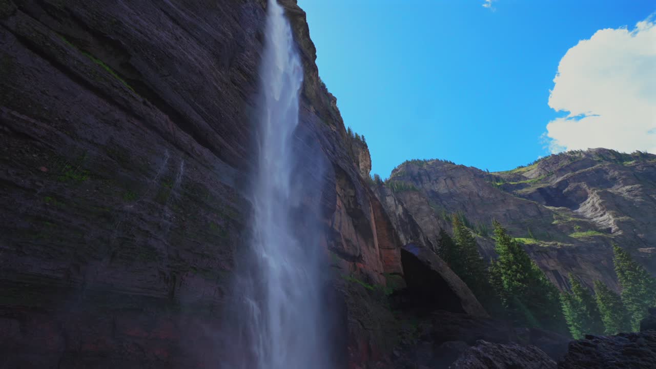 telluride velo nupcial cae amplio de cerca cascada telluride oso negro pasa carretera de colorado planta de energía niebla ventosa rociado ouray ridgway caja cañón acantilado 4wd senderismo nublado sol cielo azul lentamente hacia abajo
