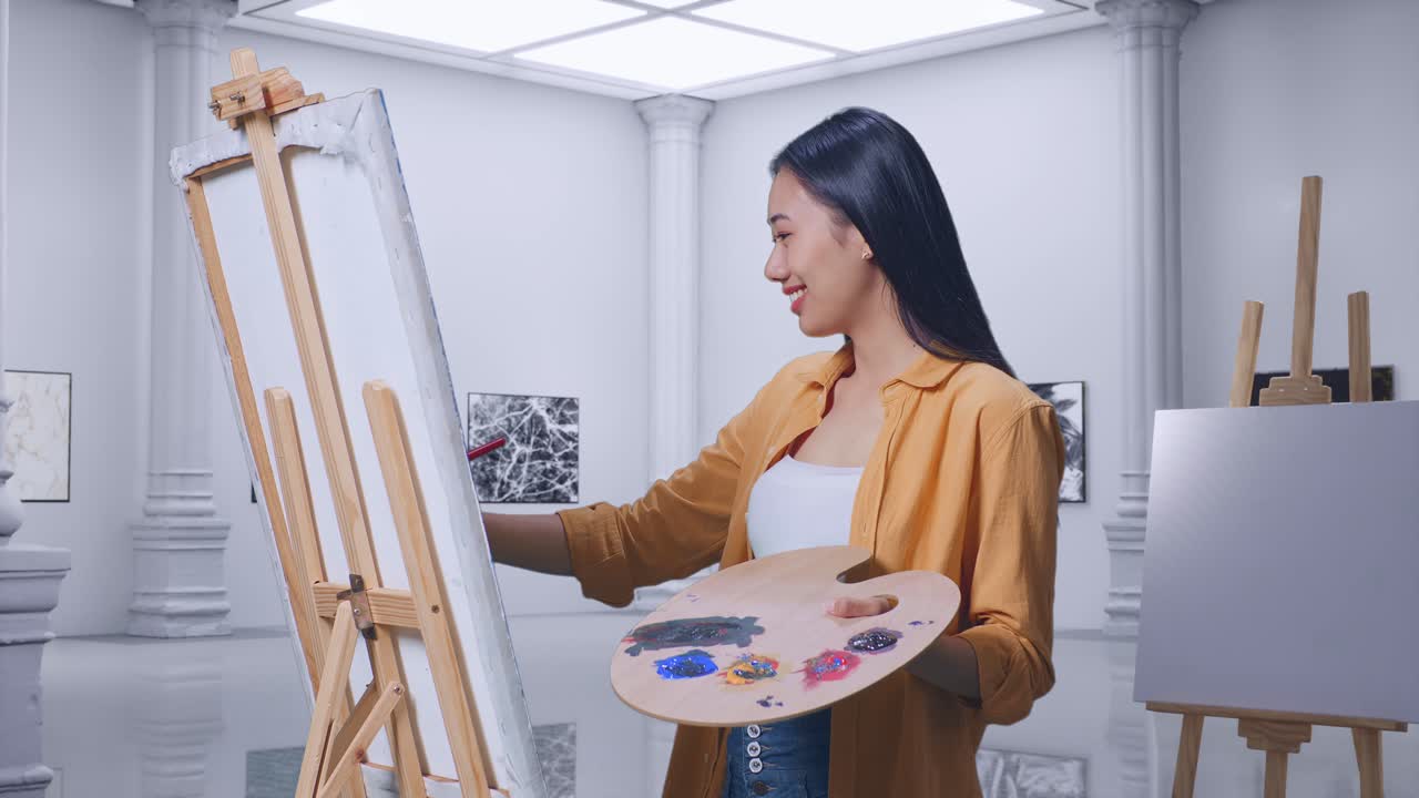 미술관 에서 여자 그림 을 그리는 것