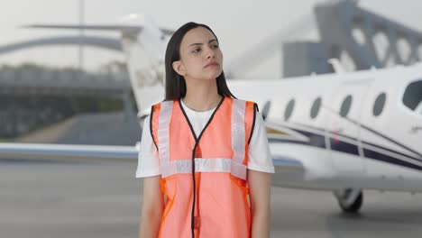 el personal de tierra del aeropuerto indio confundido mirando aquí y allá