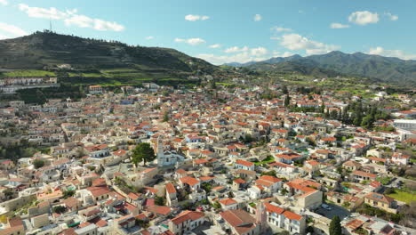 Wunderschöne-Stadt-Lefkara-Auf-Zypern-An-Einem-Sonnigen-Sommertag,-Luftaufnahme-Von-Dolly