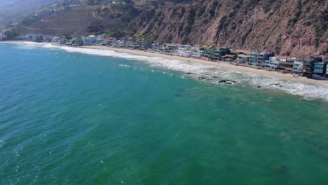 imágenes aéreas de 4k de casas de playa en la costa de malibu, california, ee.uu.