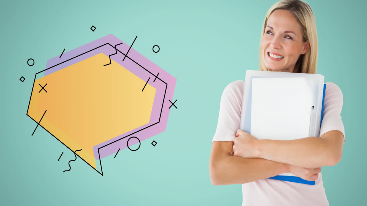 animación de burbuja de habla amarilla sobre mujer caucásica sonriente abrazando libros, en verde