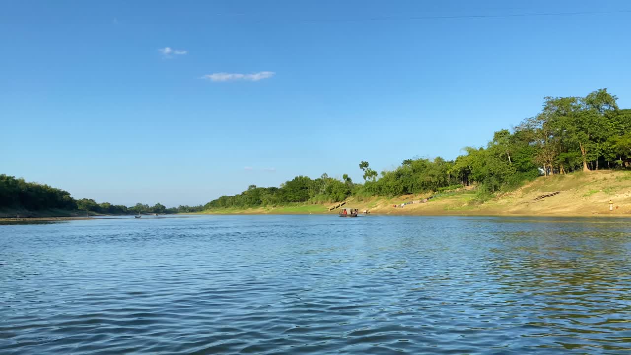 수르마 강의 수평선에 있는 승객 목선, 측면 보기