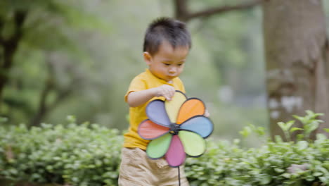 Niño-Asiático-En-Un-Parque