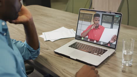 hombre de negocios afroamericano usando una computadora portátil para una videollamada con un colega de negocios afroamericano