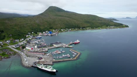 Rückwärtsflug-über-Den-Fährhafen-Von-Botnhamn-Auf-Senja