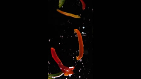 Pimientos-Volando-En-El-Aire-Salpicando-Con-Agua-En-Cámara-Lenta