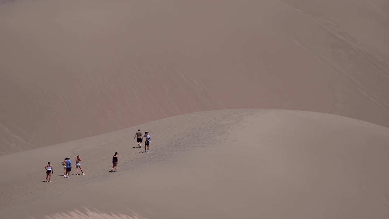 모래 언덕을 걷는 사람들