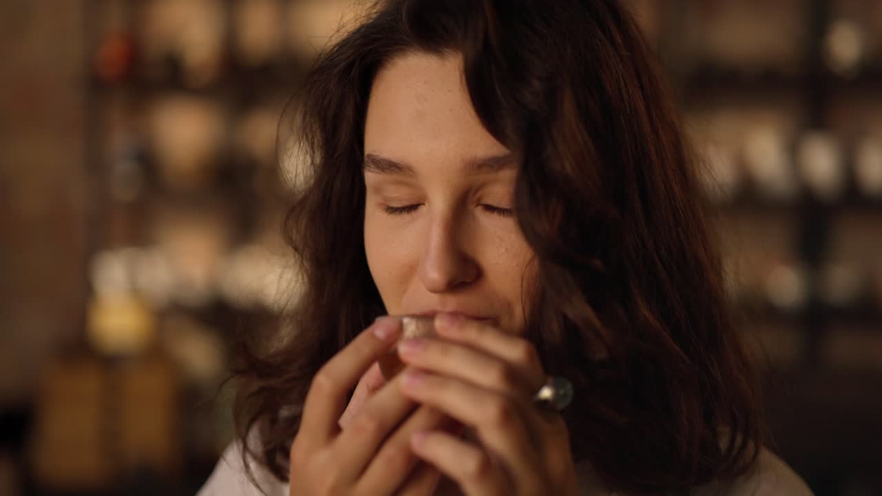 Una joven hermosa sonriendo.