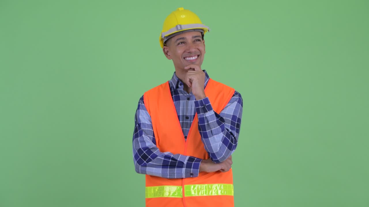 hombre guapo multiétnico trabajador de la construcción