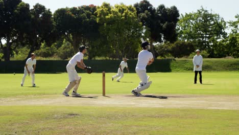 Schlagmann-Schlägt-Während-Eines-Cricketspiels-Einen-Ball