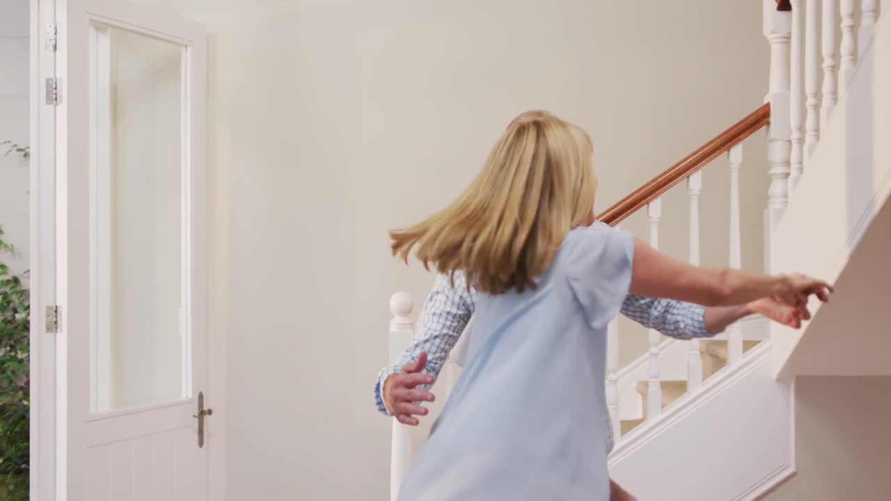 고령 백인 부부가 집에서 함께 시간을 보내고 있습니다.