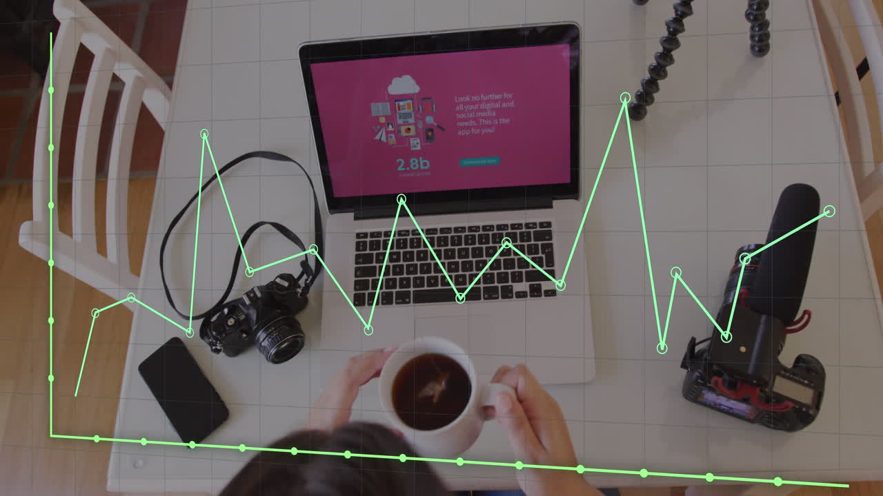 animación de la línea verde, estadísticas y procesamiento de datos sobre mujer de negocios usando portátil.