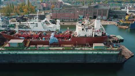 drone volando cerca del buque de carga en los muelles del astillero-1