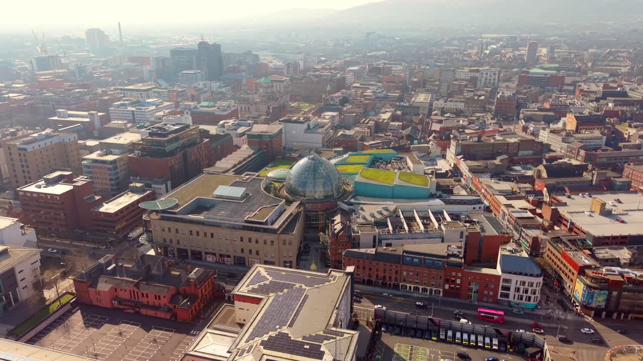 Birleşik Krallık, Kuzey İrlanda'daki Belfast Şehir Merkezi'nde bulunan Victoria Meydanı kubbesinin saat yönünün tersine çekilmiş 4K 60FPS hava videosu. 3840x2160 oranında ve Rec709 renk ile üretilmiştir.