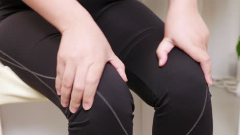 무릎 통증이 있는 여성 다리 피로 예방 및 자가 마사지 개념