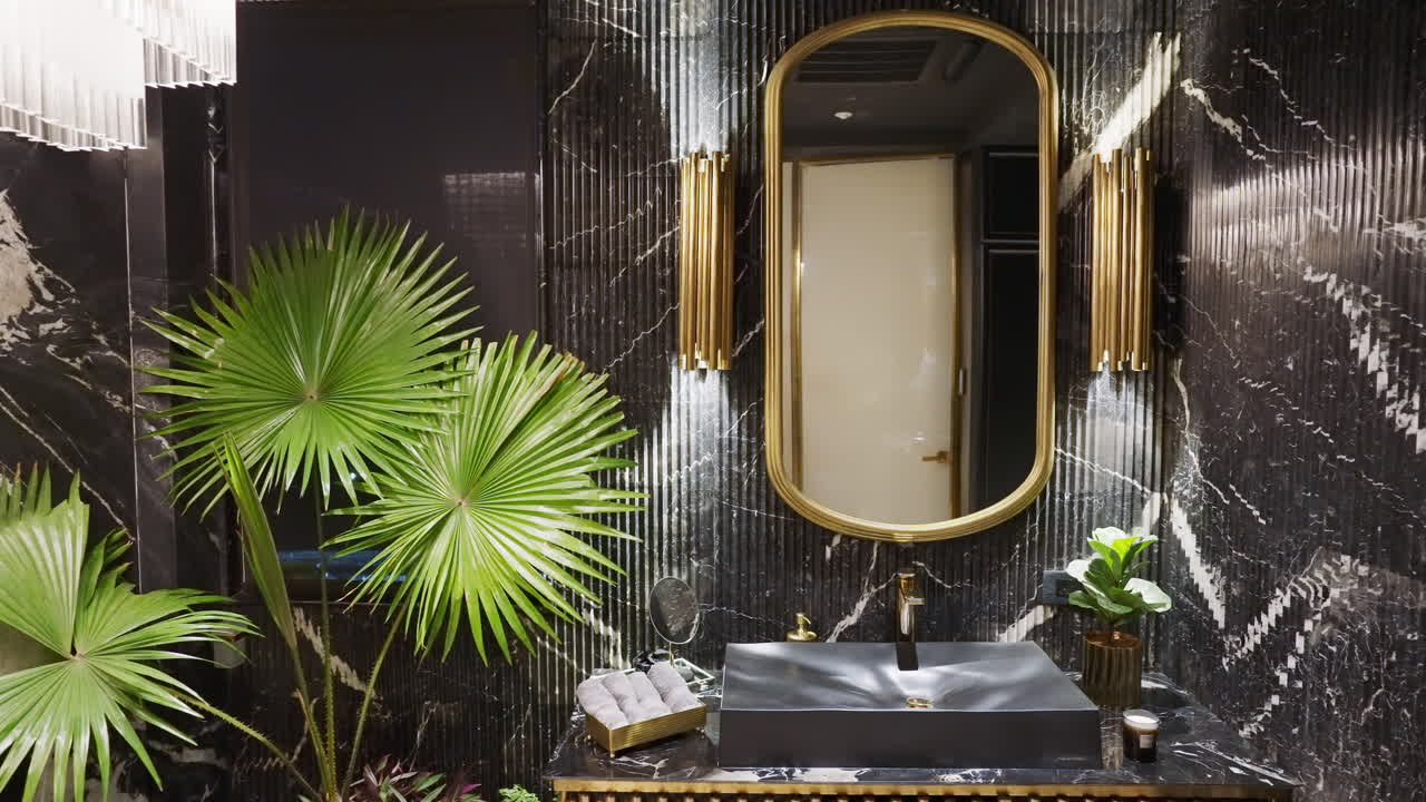 interior elegante de un baño de lujo con espejo de marco dorado