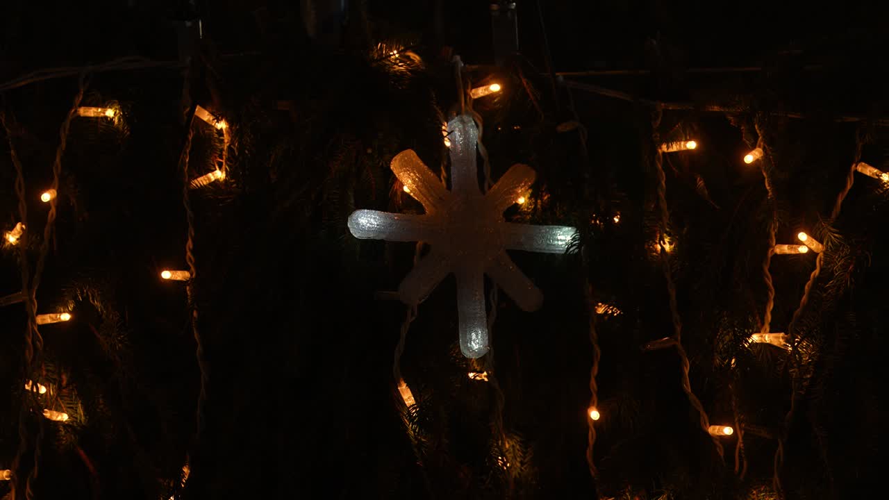 Decorazione natalizia con fiocco di neve bianco brillante 4K su sfondo scuro