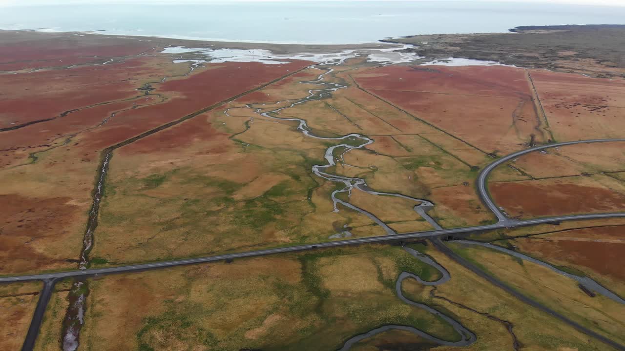 아이슬란드 비야나포스 폭포에서 내려오는 강을 내려다보는 공중 영상