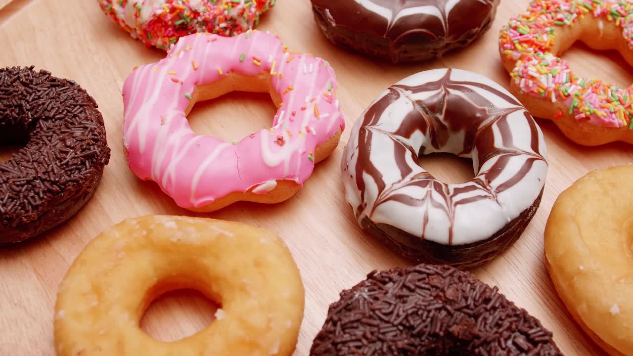varios sabores de rosquillas en un plato de madera giratorio.