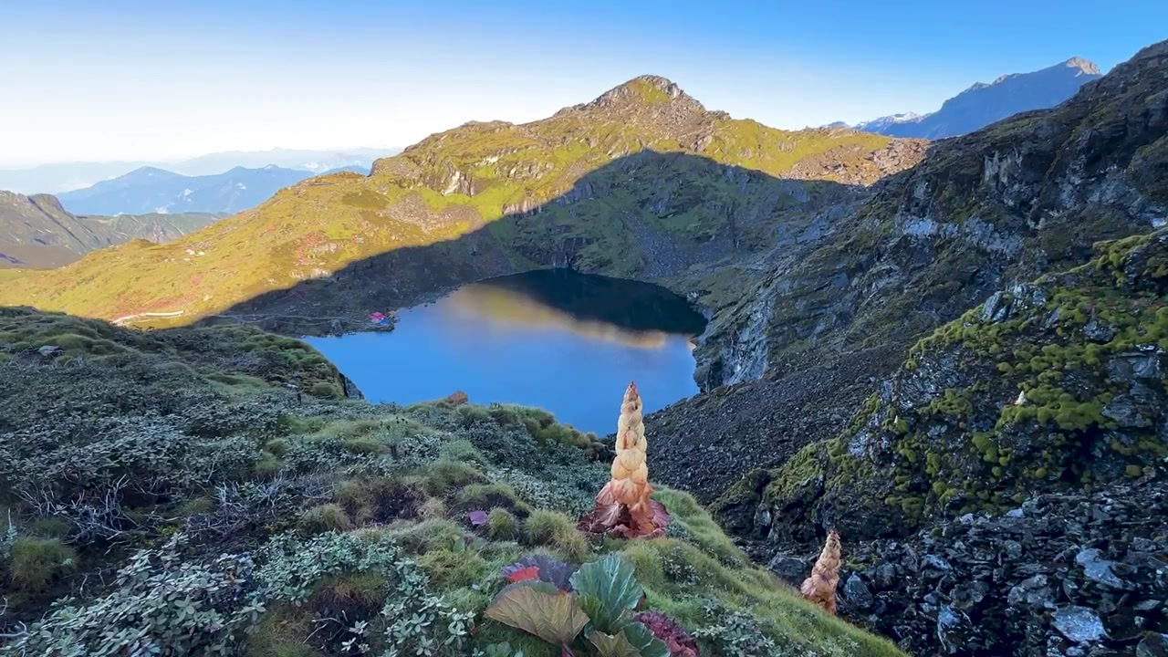 Veduta paesaggistica del lago di montagna Timbung a Taplejung, Nepal.