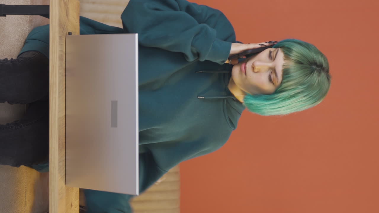 video vertical de una mujer joven hablando por teléfono discutiendo.