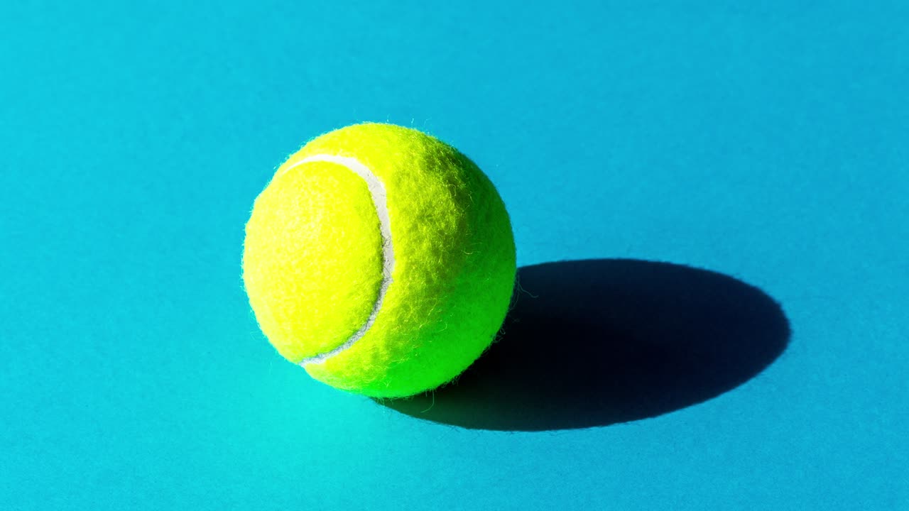 다채로운 배경에 강한 그림자를 가진 테니스 공. 간단한 스 모션 스포츠 애니메이션