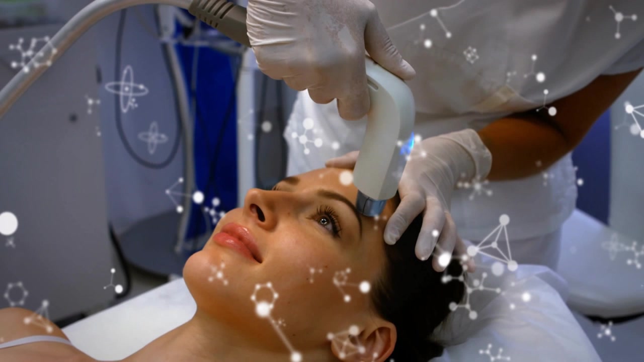 Estetista che tocca la tempia del paziente con un dispositivo LED, animazione di grafica molecolare per la terapia della pelle.