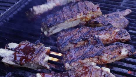 BBQ-Rippchen-Auf-Der-Grill-Nahaufnahme,-Die-Gedreht-Wird