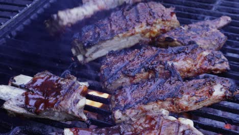 costillas a la barbacoa en el primer plano de la parrilla girando