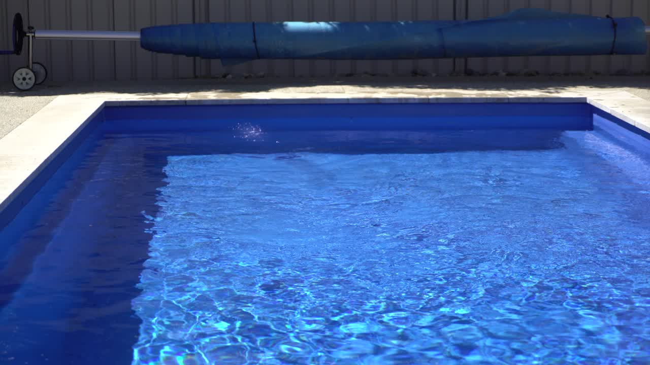 Pool med blåt vand på en solrig dag
