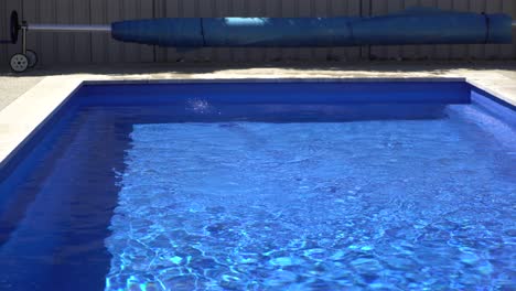 piscina en día soleado agua azul