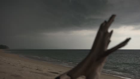 Ein-Nebliger-Tag-Mit-Grauen-Wolken-Am-Strand---Stetiger-Schuss