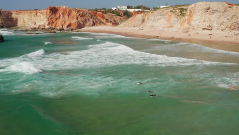 Antena:-Surfistas-En-Sagres-Durante-Un-Día-Soleado